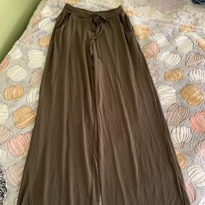 Zenana pant small.  Loungewear or wear to work!  Drawstring waist. Pockets!